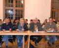 Bild: ck
Stühlerücken, ohne den Stuhl zu verrücken: SPD-Stadtrat Heinrich Gref (links) und der Freie Wähler Wolfgang Töppel (Dritter von links) haben beide ihr Mandat niedergelegt. Nun verkündet Gabi Eichl (Zweite von links), dass die die SPD-Fraktion verlässt und sich den Freien Wählern anschließt. Fraktionssprecher Martin Gleixner (Vierter von links) freut sich über den Neuzugang.
