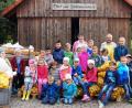 Bild: weu
Stolz präsentierten die Kinder die Fülle der gesammelten Äpfel, die sie zusammen mit Vorsitzendem Karl Ruhland, seiner Stellvertreterin Christa Bösl und dem Most- Team zu Saft pressten.