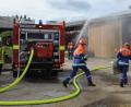 Bild: gf
Feuer in einer Maschinenhalle, da ist Eile geboten, um ein weiteres Ausbreiten der Flammen zu verhindern.