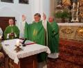 Bild: gi
Wallfahrtspfarrer Monsignore Gottfried Fellner von der Wieskirche bei Steingaden hält mit Pfarrer Josef Most und Diakon Herbert Sturm den Pilgergottesdienst in der Wieskirche.