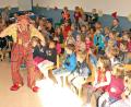 Bild: R. Kreuzer
Die Kinder sind voll bei der Sache, um dem Zauberclown bei einem Trick auf die Schliche zu kommen.