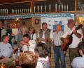 Bild: mab
Alte Hasen des Skiclubs hatten zusammen mit den vielen Gästen beim Singen des legendären Skiclub-Liedes "Wir sind der Skiclub von Campo Nero" ihre große Freude, erinnert doch der Text an ungezählte Fahrten nach Südtirol in den Sechzigern.