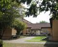 Bild: frd
An der Grundschule Teunz sind Turnhalle (rechts), Eingangsbereich (Mitte) und der Haupttrakt (links) sanierungsbedürftig. Angesichts steigender Schülerzahlen wäre eine Sanierung eine bedeutende Investition für die Zukunft.