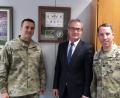 Bild: mng
Lieutenant Colonel John W. Copeland (rechts), der neue Kommandeur von Kemnaths US-Partnereinheit, stattet mit Command Sergeant Major Joshua M. Kreitzer (links) Bürgermeister Werner Nickl (von links) einen Antrittsbesuch ab.