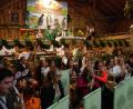 Bild: Portner
Pfarrer Herbert Rösl und Kaplan William Akkala zelebrierten den Festgottesdienst im Stodl, flankiert von den Ministranten aus Bläserklasse und Blaskapelle.