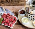 Bild: Jérôme Rommé – stock.adobe.com
Für einen Abend mit Familie und Freunden gibt es fast nichts Schöneres als ein Fondue. Zum Fleisch werden verschiedenen Soße angeboten.
