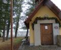 Bild: wrt
Der Gottesdienst findet zwar wetterbedingt in der Heilig-Geist-Kirche statt, aber zum gemütlichen Frühschoppen kommen die "Kirwa-Leit" gerne ins beheizte Zelt (links, hinter der Kapelle)