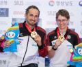 Bild: exb
Kerstin Schmidt (rechts) von Edelweiß Siegritz präsentierte stolz ihre Goldmedaille in Changwon. Neben ihr Michael Herr, der Sieger bei den Männern.
