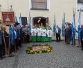 Bild: Brendel, Hubert (BR)
Nach dem Festgottesdienst warten die Bannerabordnungen des MMC-Bezirks Nördliche Oberpfalz auf die kirchlichen Würdenträger, (hinten von links) Ortspfarrer Reinhard Forster, Domvikar Johann Ammer und Zentralpräses Monsignore Thomas Schmid.