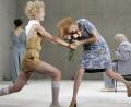 Bild: Staatstheater Nürnberg/Konrad Fersterer
„Die Möwe“ flattert über die Nürnberger Bühne (von links): Es spielen Ulrike Arnold (als Arkadina), Pauline Kästner (als Nina), Stephanie Leue (als Polina) und Thomas Nunner (als Sorin).