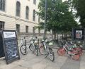 Bild: Saller
Kreuz und quer stehen die Leihräder neben der Humboldt-Universität Berlin.