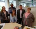 Bild: exb
Die Außensprechtage des VdK werden weiterhin im Rathaus abgehalten, allerdings mit neuer personeller Besetzung. Von links: Waldtraud Balk, Georg Giehl, Bürgermeister Karlheinz Budnik, Angela Erfurt, Vorsitzende des VdK-Ortsverbands sowie (sitzend) Sarah Kellner.