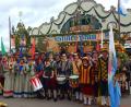 Bild: exb
Die Gebenbacher Fahnenschwinger hoffen, dass sie nächstes Jahr zur Wiesn wieder beim traditionellen Trachten- und Schützenzug dabei sein können. „Es war mega anstrengend, aber hat brutal viel Spaß gemacht“, sagt Gruppenführer Peter Kick (rechts). „Der Wind ist richtig durch die Straßen gepfiffen. Da lässt auf sieben Kilometern beim Schwingen dann doch irgendwann die Muskelkraft ein bisschen nach. Aber dafür war die Stimmung einmalig.“