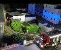 Bild: twi
Die Aufnahme mit einer Drohne zeigt links die Rauchentwicklung im Abbruchhaus in der Austraße und einige Einsatzkräfte