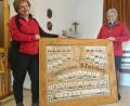 Bild: Lowak
Hogerer-Präsidentin Elfriede Rupprecht (links) übergibt Gisela Kich-Schaffer das großes Bild mit den Mitglieder von 1959 für das Waldnaabtalmuseum.