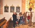 Bild: es
Die Figurengruppe zeigt eine kluge Jungfrau, die dem Bräutigam Jesus Christus gegenübertritt, während eine der törichten mit ihrem leeren Ölgefäß gesondert steht.