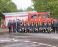 Bild: tu
Die erfolgreichen Feuerwehrler mit den Schiedsrichtern und Ehrengästen.