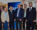 Bild: csk
Langjährige Mitglieder der CSU Etzelwang ehren Vorsitzender Klaus Strobel (Dritter von rechts) und Bürgermeister Roman Berr (rechts) für ihre Treue. Es gratulieren auch (von links) Landtagsabgeordneter Harald Schwartz und JU-Kreisvorsitzender Henner Wasmuth.