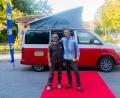 Bild: exb
Gewinner Holger Dietz (links) mit Moderator Wolfgang Leikermoser vor dem VW Bus im Wert von 60.000 Euro.