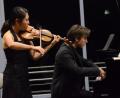 Bild: Kunz
Tianwa Yang (Violine) und Nicholas Rimmer (Klavier) spielen groteske Stücke in der Max-Reger-Halle.