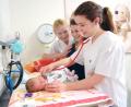 Bild: Stephanie Gräß/ Klinikum St. Marien
Leitende Hebamme Klaudyna Golkowski (links) bei der Arbeit. Im Klinikum St. Marien gibt es keinen Versorgungsengpass. Die Hebammen, die nach der Geburt die Nachsorge übernehmen, sind am Limit.