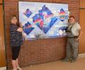 Bild: exb
Rektorin Gisela Kastner und Airbrush-Profi Walter Rosner mit der neuen Tafel im Schulhaus.