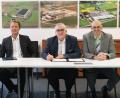 Bild: hwk
Prof. Dr. Franz Magerl (von links), Alfred Koch und Dr. Thomas Egginger bei der Unterzeichnung der Vereinbarung bei Siemens in Kemnath.