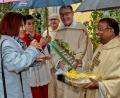 Bild: bas
Kindergartenleiterin Frau Gertraud Prösl überreicht Pfarrer Moses Gudapati symbolhaft Brot und Salz als Geschenk für den Einzug ins neu renovierte Pfarrhaus.