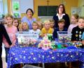Bild: no
Die neue Leiterin der Mittagsbetreuung an der Grundschule Illschwang, Isabella Riederer (hinten rechts), wird tatkräftig unterstützt von Norma Brand (hinten links).
