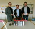 Bild: rn
Mit 50 Zirkeln überraschte Ludwig Schneider (Mitte) Rektor Wolfgang Bodensteiner (links) und Klassenleiter Thomas Ott.
