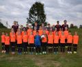 Bild: gi
Die E-Jugend-Spielgemeinschaft „Oberpfälzer Grenzland“ präsentiert sich zum Auftakt in die zweite Saison 2018/2019 mit ihren Trainern Jonathan Bulenda, Moosbach; Alex Kühner, Eslarn und Reinhold Strobl, Waidhaus (von links) in einheitlichen Trikots.