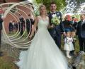 Bild: Portner
Sabrina Meier und Sebastian Schneider mussten nach dem Ja-Wort in der Jakobi-Kirche eine Saugleitung der FFW Kühried kuppeln. Danach wartete noch ein Baumstamm der Gonfeiaschta Kirwaleid zum Durchsägen.