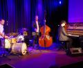 Bild: müb
Mit seinen kongenialen Begleitern (von links) Felix Schrack und Joel Locher präsentiert André Weiß die Musik von Monty Alexander im Seidel-Saal.