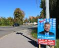 Bild: pko
Wer in Neunburg nach diesem Plakat rechts abbiegt, ist bei der AfD in der Schwarzachtalhalle angekommen - oder bei der Kundgebung auf dem Vorplatz, die auf die rechte Position der Partei aufmerksam machen will.