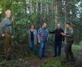 Bild: dob
Beate Renger (Zweite von links), mit Ehemann Dietmar und Sohn Julian (Zweiter und Dritter von rechts), ist stolze Besitzerin eines Waldareals im Michlbachtal, in dem sich der Bewuchs durch Naturverjüngung erneuert hat. Über den Anblick freuen sich Forstdirektor Gerhard Hösl (links) und der Vohenstraußer Revierleiter, Forstamtmann Stefan Stangl (rechts).
