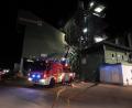 Bild: mde
MIt der Drehleiter der Feuerwehr Kemnath wird die Person aus dem Fülltrichter der Asphaltmischanalge gerettet.
