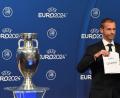 Bild: Soeren Stache/dpa
Aleksander Ceferin, Präsident der UEFA, zeigt während der Bekanntgabe-Zeremonie zur Ausrichtung der Fußball-Europameisterschaft 2024 ein Blatt mit der Aufschrift "Germany". Um die Ausrichtung der EM 2024 hatten sich die Fußball-Verbände aus Deutschland und der Türkei beworben.