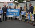 Bild: tr
"Danke für 10H". Eine solche Demo war neu für Minister Albert Füracker (Mitte). Vor dem Tirschenreuther Kettelerhaus bedankten sich CSU-Mitglieder für die Windkraft-Abstandsregelung.