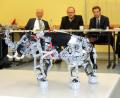 Bild: mor
„Rüssel hoch“ für das Digitale Klassenzimmer symbolisiert der Roboter, der von den Vohenstraußern Realschülern im Fach Robotik gebaut und programmiert wurde. Die CSU-Kreistagsfraktion mit (von rechts) Stephan Oetzinger, Landrat Andreas Meier und Stellvertreter Albert Nickl beschloss die Investition der „Digitalen Million“.