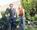 Bild: prh
Bastler Philipp Dobmeier (links) findet es schöner, auf einem Tandem nicht hinter, sondern neben seiner Freundin Tamina Kett (rechts) zu radeln.