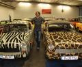 Bild: exb
Lucas Bellmann zwischen zwei Trabis: In Dresden gibt es eine „Trabi-Safari“, bei der man mit den DDR-Kult-Fahrzeugen die Stadt erkunden kann.