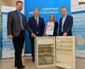 Bild: Petra Hartl
Die Kühlschrank-Aktion stellen (von links) Florian Junkes vom Zentrum für erneuerbare Energien und Nachhaltigkeit, Landrat Richard Reisinger, Kathrin Schmidt von der Sparkasse und Martin Heller von K+B vor.