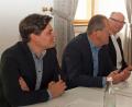 Bild: sön
„Die Technik ist vorhanden, nun müssen wir auch noch die Gemeinden begeistern“ betont ZEN-Vorsitzender Richard Gaßner (Mitte) nachdem Maximilian Conrad vom Institut für Energietechnik (links) und Frank Vogel von der Landesgewerbeanstalt Bayern ihre Lösungsvorschläge vorgestellt hatten.