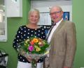 Bild: gpa
Karin Schottenhammel-Bayer ist das 500. Mitglied der Gesellschaft „Frohsinn“. Mit einem Blumenstrauß heißt Vorsitzender Erwin Dromann sie willkommen und mit dem Singen der Vereinshymne begrüßen alle Mitglieder die neue „Frohsinnige“ in ihren Reihen.