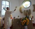 Bild: ads
Die Kemnather hatten ihre Kirchenpatronin, die Heilige Margareta, mit auf die Wallfahrt nach Holzhammer genommen, wo sie deren aus Holz geschnitztes Abbild von Pfarrer Irlbacher segnen ließen.