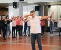 Bild: Gabi Schönberger
Blick nach vorne – und locker bleiben: Profitänzer und ehemaliges Jury-Mitglied der RTL-Sendung „Let’s Dance“, Michael Hull, weckt das Rhythmusgefühl der Schülerinnen der Sophie-Scholl-Realschule.