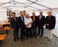 Bild: hai
Edmund Bruckner (Vierter von links) erhält von (von links) Bezirkstagskandidat Stefan Frühbeißer, den Landtagskandidaten Florian Wiedemann und Bernhard Schmidt, Vorsitzendem Hans Schmid, Landtagsvizepräsident Peter Meyer und Bürgermeister Manfred Porsch das Ehrenzeichen der Freien Wähler in Platin.