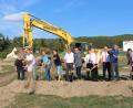 Bild: sns
Vertreter der Baufirma Seebauer, der Stadt Neunburg, von Stadtwerken, Nord-Ost-Gruppe, Sparkasse und Planungsbüro geben mit dem Spatenstich den Startschuss für die Erschließung des Baugebiets "Kühberg" in Kröblitz.