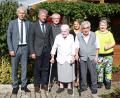 Bild: lk
Neben Landrat Wolfgang Lippert gratulierte auch Plößbergs Bürgermeister Lothar Müller (von links) sowie die Familie Ina und Karl Sellner aus Schönkirch (vorne) zum seltenen Jubiläum der Gnadenhochzeit.