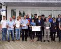 Bild: bkr
Für die Empfänger der Spenden ist es freudiger Tag: (von links) Michael Sollfrank (SV Kulmain), Jürgen Lautner (SV Immenreuth), Franz Griener (Kirchenstiftung Kulmain), Wolfgang Groß (SV Kulmain) Monika Kainz (SVI-Radsportgruppe), Markus Schraml (Sängerbund Immenreuth), Alexander Brunner (Bergwacht Tannenberg), Lena Kohl, Gerhard Greger (Feuerwehr Ahornberg), Matthias Fütterer, Georg Redl (Feuerwehr Kulmain), Wolfgang Nickl (Heimatverein Altensteinreuth), Raimund Scharf (SSV Kirchenpingarten), Ernst Braunreuther (Feuerwehr Kulmain), Vorstandssprecher Joachim Geyer und Zweigstellenmitarbeiterin Helga Hofweller.